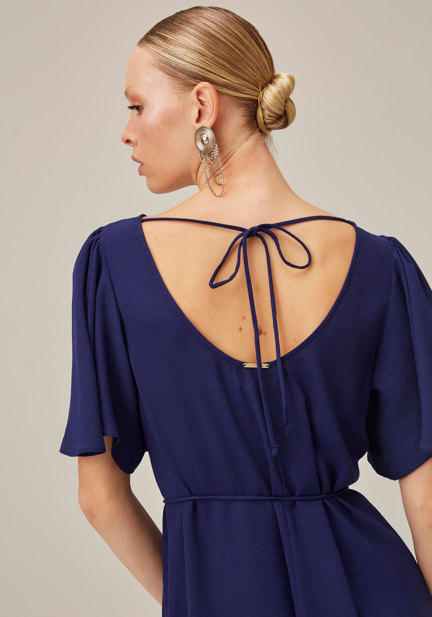 Vestido corto escote espalda