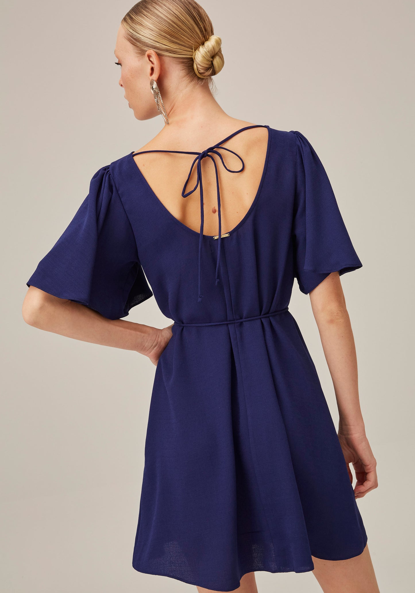 Vestido corto escote espalda